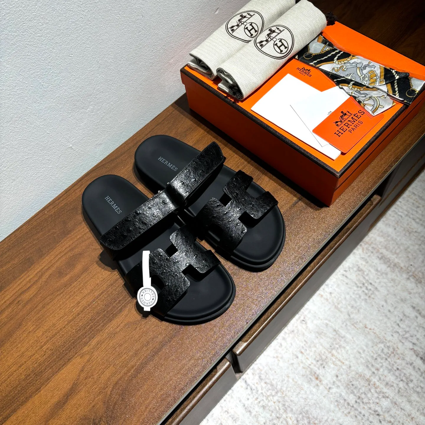 👟👟Ex-factory price 520👟👟 Men's size +10 Brand💗: HERMES Number💗: H8018-210199 Color💗: Ostrich pattern new color system Size 💗: 35 to 40 38-45 Upper material: imported calfskin Outsole material: Tpu anti-slip and wear-resistant outsole 🆕🆕🆕HERMES 2025 latest color matching, original purchased and dismantled, imported custom fabrics. All colors have been adjusted N times, striving to be zero different from the original! The top version for women 💰 Erjie's shoes that have become extremely popular recently - chypre sandals, which are comfortable for all ages and are cute and cute. Paired with various colored socks, it’s so trendy